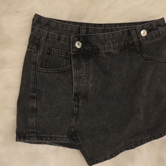 SHEIN Black Asymmetrical Denim Skort - Picture 2 of 6